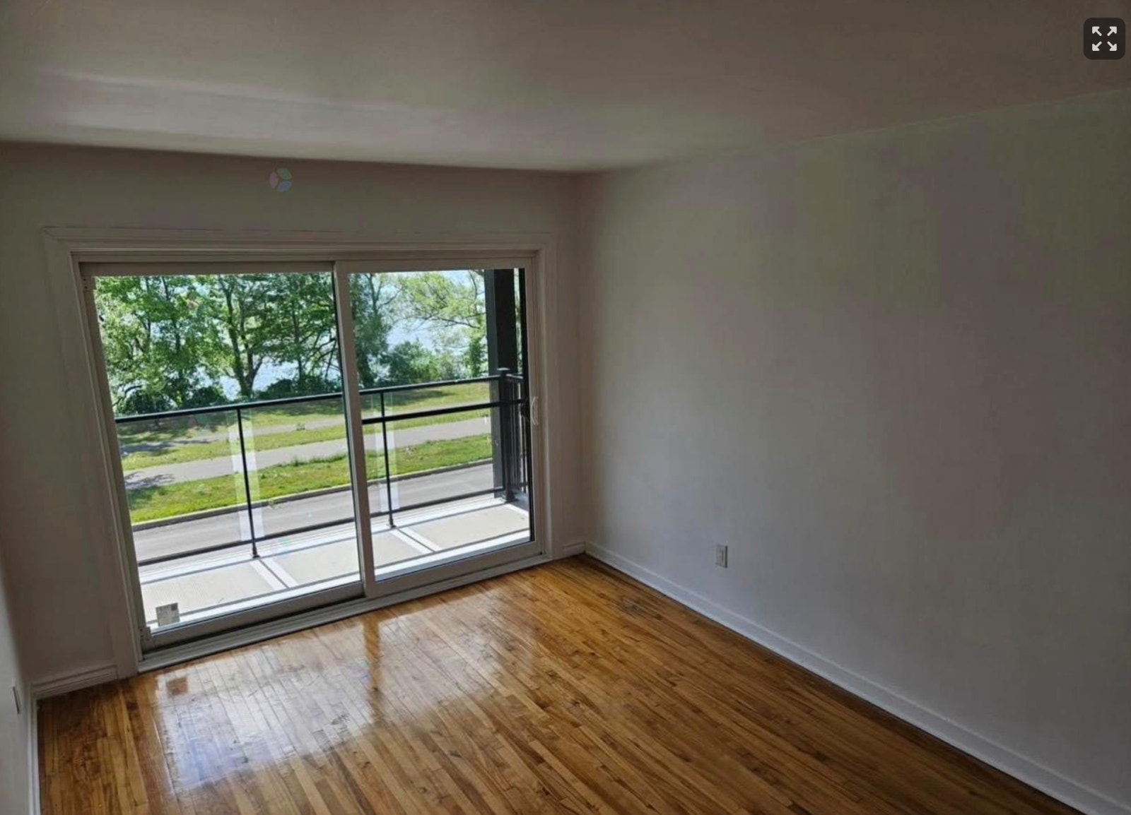 4.5 Amazing Upper Duplex , WATERFRONT Boul. LaSalle — photo 1