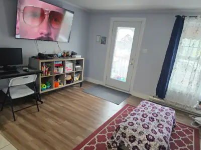 Un 5½ spacieux et éclairé sur 2 étages, situé au centre-ville de Saint-Joseph-de-Sorel dans un 4plex...