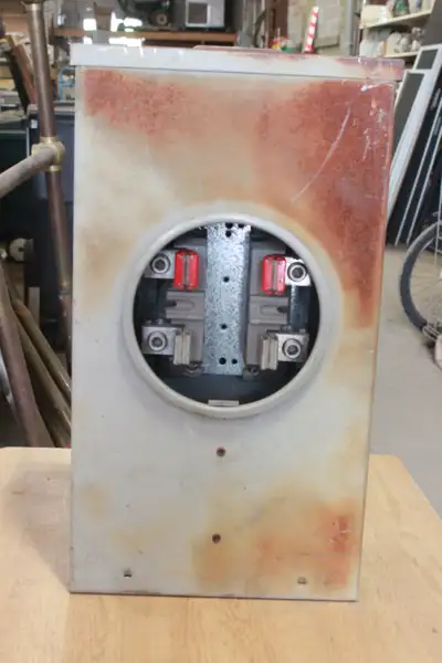 200 amp, 600 volt meter base. Good condition aside from some surface rust on the outer housing. Unit...