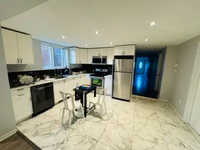 Nous cherchons un colocataire pour notre grand 6 1/2 situé à moins de 1km du metro Longueuil ainsi q...