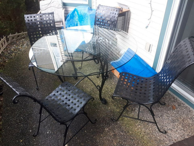 TABLE - PATIO - 4 - METAL CHAIRS in Patio & Garden Furniture in Delta/Surrey/Langley