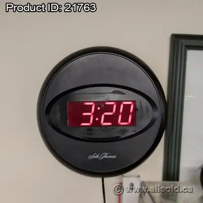 Easy to adjust digital clock Colour: Black, Red Screen Condition: Used Usage: Storage Location: Calg...