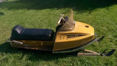 Motoneige Sno-Pony 209 1971 original fabriqué au Canada à St-Agapit. Plusieurs pièces proviennent de...