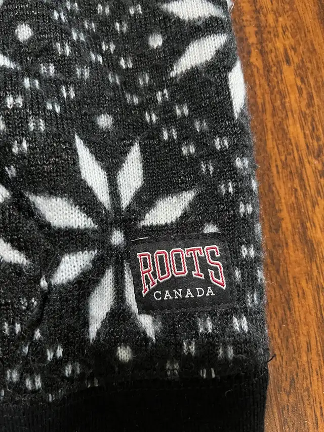 Roots women’s small snowflake hoodie black and white sweatshirt in Women's - Tops & Outerwear in Oshawa / Durham Region - Image 4