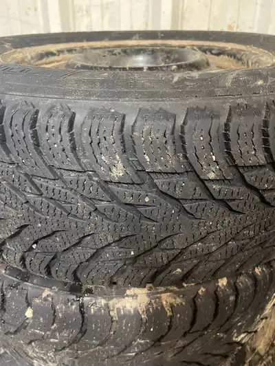 Great condition winter tires, great shape lots of thread left. 5x114.3, 215/70/16. Came off Nissan S...