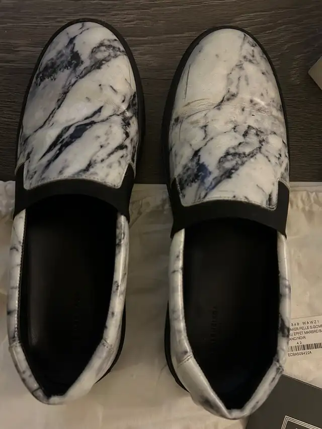 Great Condition Balenciaga Marble Leather Sneakers Shoes Men in Men's Shoes in City of Toronto - Image 7
