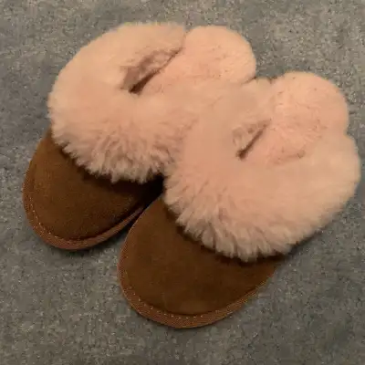 Wool Suede Light pink and Chestnut Size 10 Barely worn ( 3 times max indoors) Box included as seen I...