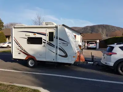 Roulotte R-Vision hybride 2009 Trail-Cruiser C17 17 pieds Poids 2700 lbs (peut être tiré par minivan...