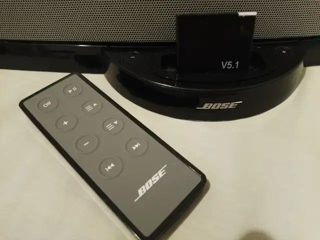 BOSE SOUNDLINK with BLUETOOTH 5.1 connection. Just Plug N Play in Stereo Systems & Home Theatre in Mississauga / Peel Region - Image 4