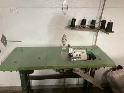 Surjeteuse brother 5 fils avec couteau. Peu utilisee. Excellente condition…(machine a coudre)