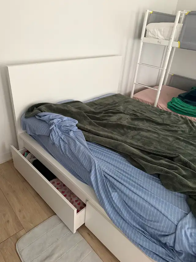 Lit double IKEA avec tiroir + matelas URGENT in Beds & Mattresses in West Island - Image 4