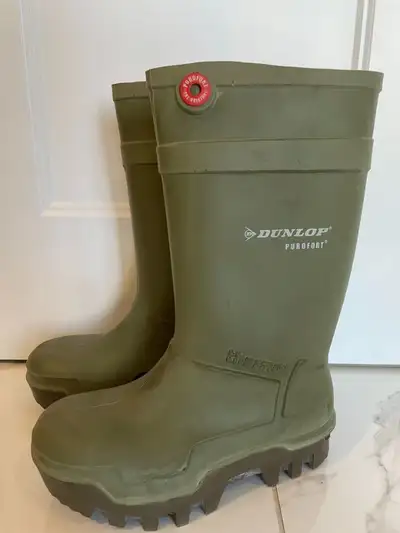 Like new men's Dunlop rubber work safety boots size 8, View more
