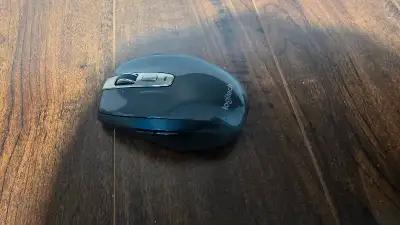 Logitech Darkfield MX Anywhere mouse. Used 2 AA batteries and works well. Use on any surface, includ...