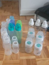19 biberons (4 et 9oz)/ 19 baby bottles (4 and 9oz)