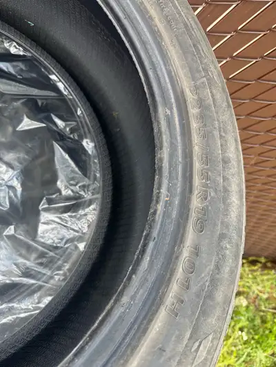 Pneu d’été kumho usagé mais en tres bon état Taille 235/55R19 vient d’une Santa Fe 2017 Pour une rép...