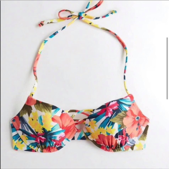 Hollister Push-up plunging bikini top extra cheeky bottom in Women's - Other in Calgary