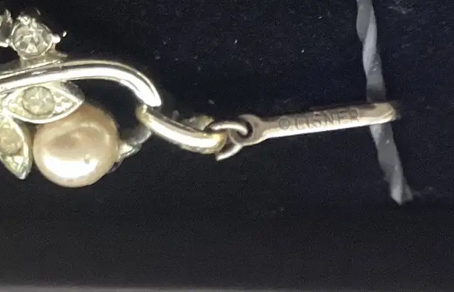 Vintage LISNER Silver Metal Pearl Rhinestone Choker Necklace in Jewellery & Watches in West Island - Image 3