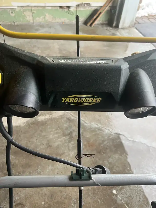 yardworks 13A Electric Snow Thrower 20 in Snowblowers in Mississauga / Peel Region - Image 5