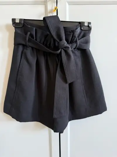 Wilfred Shorts-black size 4. Aritzia, View more