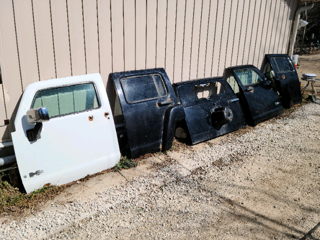 H3 HUMMER DOORS $125 each while they last! Room of H3 Parts! in Other Parts & Accessories in Owen Sound - Image 2