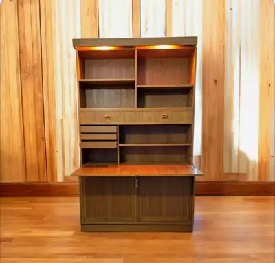 Magnifique unité en excellente condition, très pratique, lumières encastrées, secrétaire avec clé, p...