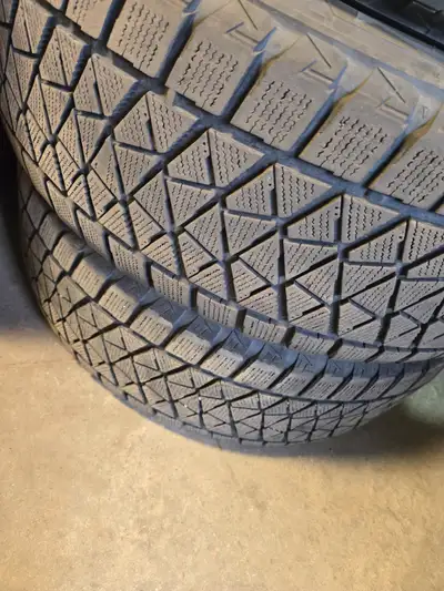 4 pneu hiver blizzack 245/60/18. 2×6/32 et 2 x7/32 bon pour de un ou 2 hiver tres bon pneu. 300.00$