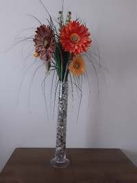 Grand vase en verre avec roches et fleurs