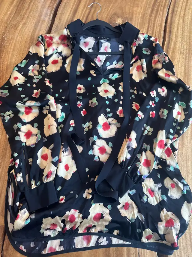 SHAN black silky blouse with floral pattern fits oversize in Women's - Tops & Outerwear in Laurentides - Image 2
