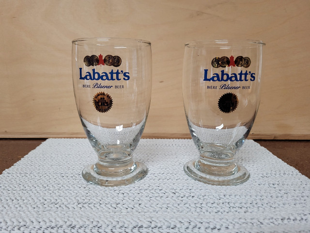 2 vintage Labatts beer glasses , enameled steel ashtray &6 coas  in Arts & Collectibles in Prince Albert - Image 2