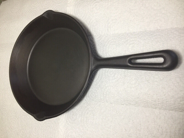 Vintage Unmarked Cast Iron Pan with Heat Ring in Arts & Collectibles in Belleville - Image 2
