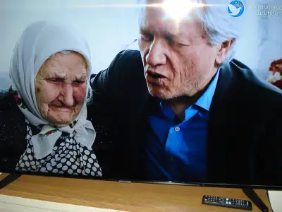 Excellent TV with no issues. FIRM PRICE