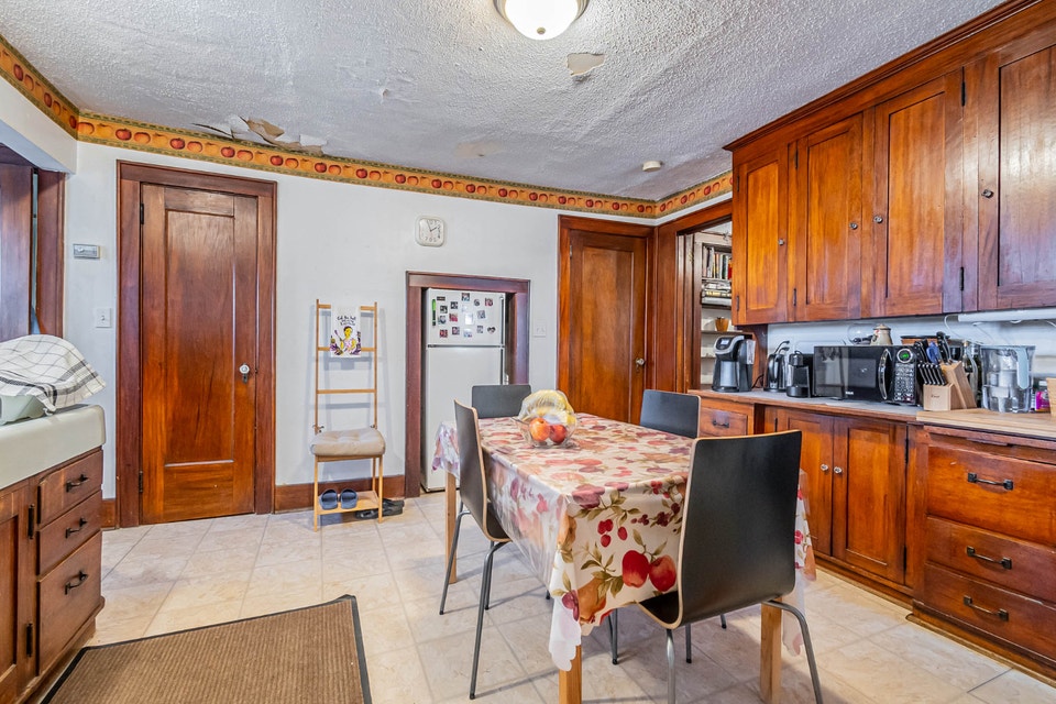 Lovely  1 Bed + Den Apartment Downtown - Avail Nov 1 5