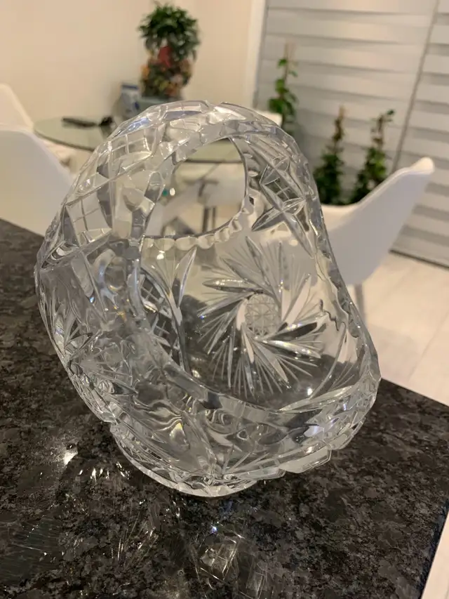 Crystal Basket in Home Décor & Accents in Oshawa / Durham Region - Image 2