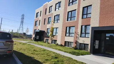 A ceder pour le 1er janvier au 1er juillet 4et demi + bureau , grand balcon, chien et chat accepté....