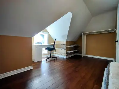 MAY 1ST / OSGOODE ST & KING EDWARD AVE / SPACIOUS ROOM / FULLY FURNISHED / MODERN RENOVATIONS THROUG...