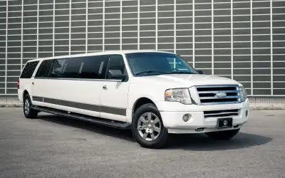 **For Sale: 2007 White Ford Expedition Stretch Limousine – 14 Passenger (Krystal Built, 4x4)** Locat...