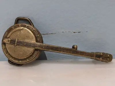 4.5" long and 1.5" at the width of the banjo. Belt width is 1.75 inches. The back is branded with "B...