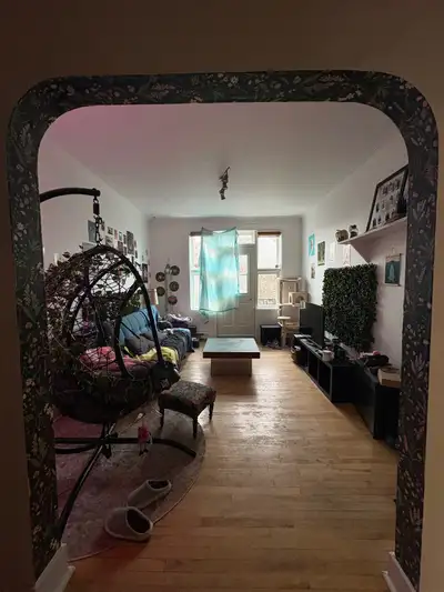 Grand 5 1/2 lumineux ; • Deux grandes chambres, un petit bureau, un grand salon et une grande cuisin...