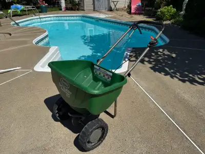 Seed Spreader Scotts DLX Épandeur, View more