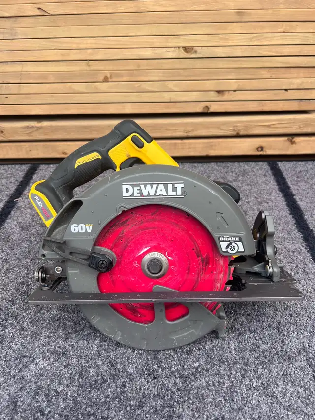 DeWalt Flexvolt 60V skill saw in Power Tools in Calgary - Image 2