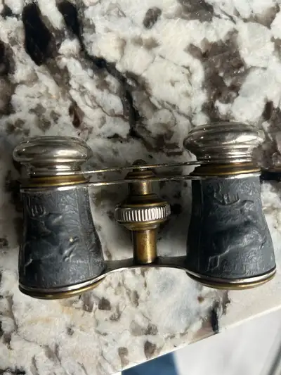 In good cond. Note there is a small dent as shown in photo. Can ship by CP with etransfer