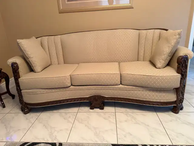 Antique wood couch in Couches & Futons in Mississauga / Peel Region - Image 5