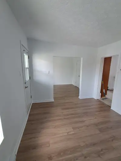Beau logement 4 1/2, 2 chambres avec salon double peut servir comme bureau au 2 iè. étage, belle lum...