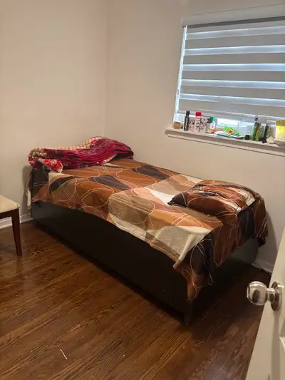 One bedroom available for rent in Dixie & Clark Area