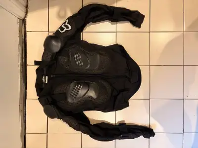 Stay protected on your next ride with this pre-owned Fox Racing body armour, featuring a full-torso...