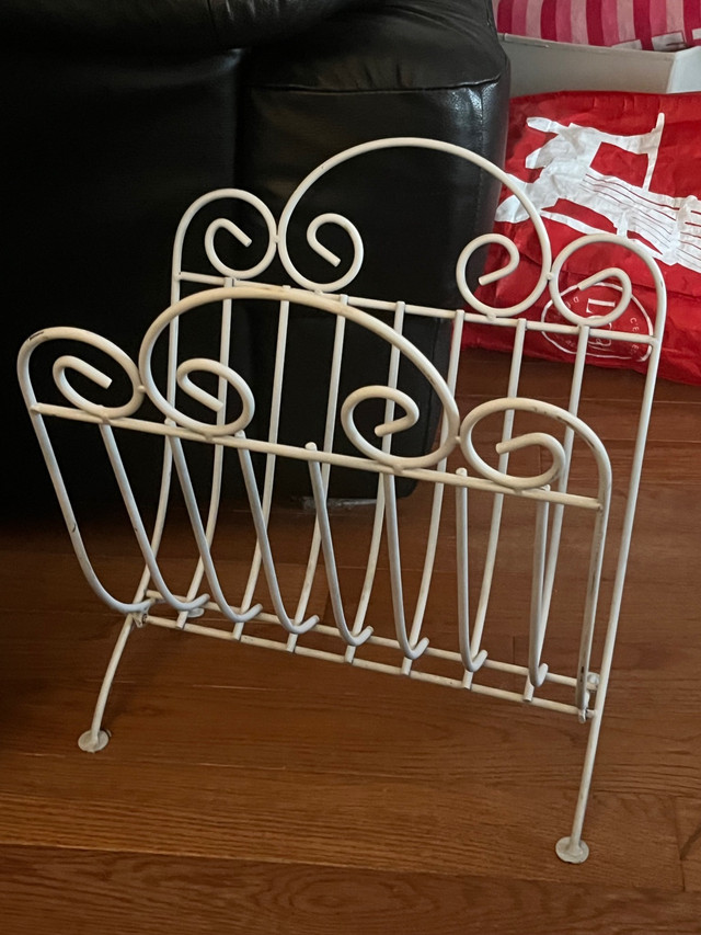 Vintage Metal magazine/wood  rack  in Home Décor & Accents in St. Catharines - Image 2