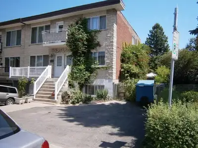 À louer : superbe appartement 5 ½ (3 chambres) situé au dernier étage d’un duplex dans un quartier r...