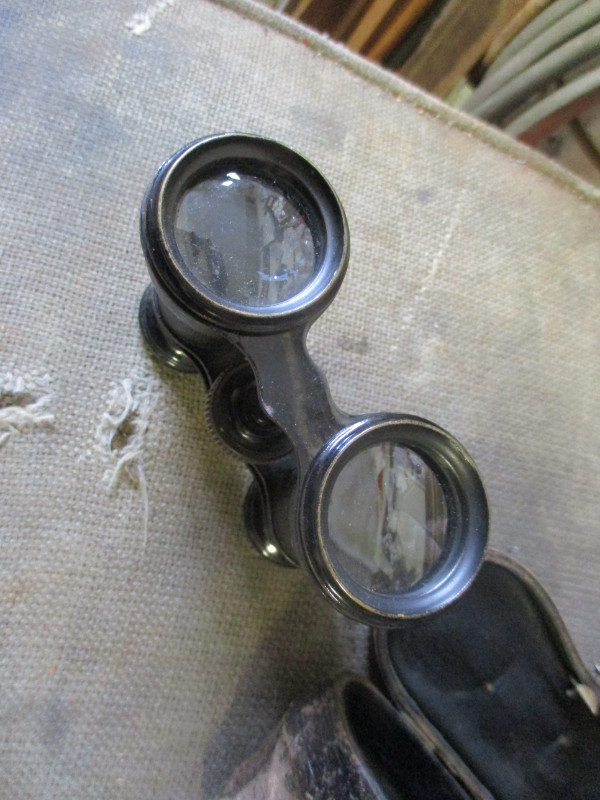 1940s SMALL BINOCULARS IN LEATHER CASE $20. UNKNOWN MAKER WORKS in Arts & Collectibles in Winnipeg - Image 3