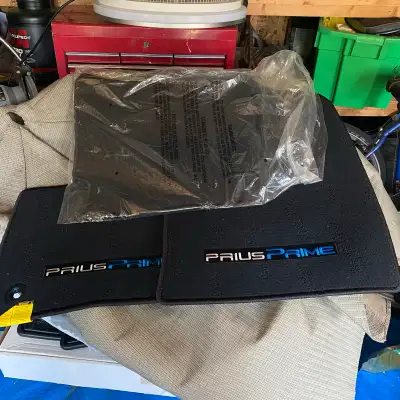 Améliorez l'intérieur de votre Toyota Prius Prime avec cet ensemble de tapis de sol d'origine, conçu...