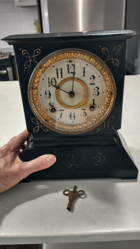 Horloge antique à carillon dans Art et objets de collection  à Trois-Rivières
